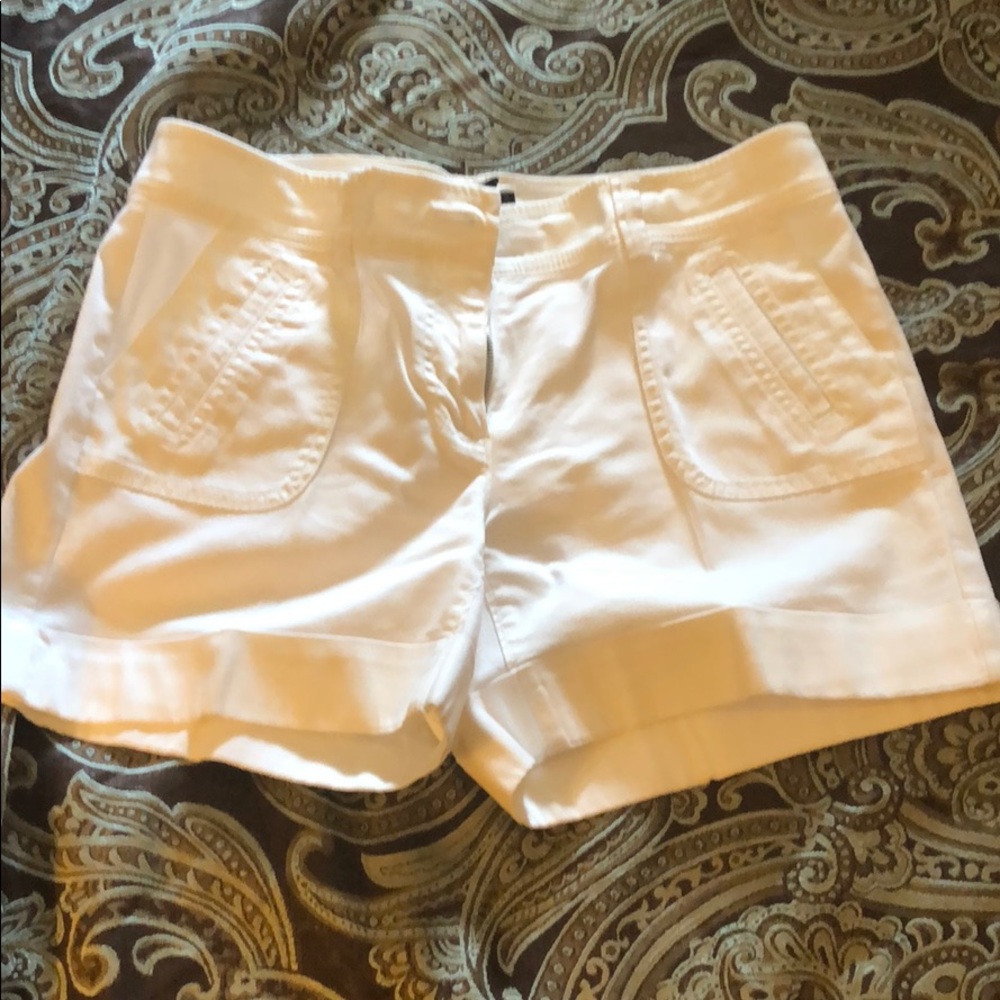 Cute white shorts !